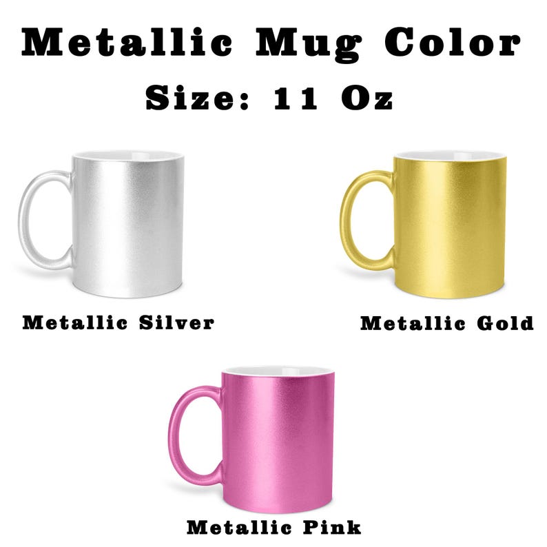 Puede incluir: Tres tazas met&aacute;licas en plata, oro y rosa, cada una con interior blanco y asa curva. Las tazas tienen un tama&ntilde;o de 312 gramos. El texto en la parte superior dice "Metallic Mug Color Size: 11 Oz". Debajo de cada taza est&aacute; el nombre del color.
