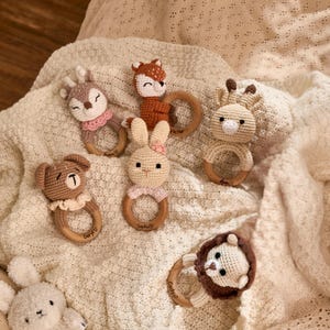 Personalisierte Babyrassel - handgemachtes Neugeborenen Spielzeug, individuelle Namensrassel, Babypartygeschenk für Jungen und Mädchen