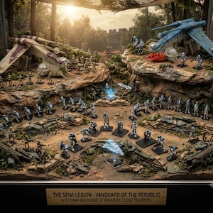 Peut inclure: Un diorama détaillé présentant des figurines miniatures de soldats clones, deux véhicules de combat et un terrain rocheux. Une plaque à la base indique : THE 501st LEGION - VANGUARD OF THE REPUBLIC. A DIORAMA SHOWCASE OF MINIATURE CLONE TROOPERS.