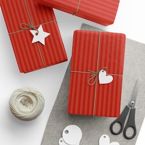 Stijlvol kerstcadeaupapier Rood gestreept Cadeauverpakking feestdagen Traditionele cadeauverpakking Elegante kerstcadeauverpakking Seizoenscadeauverpakking Retro