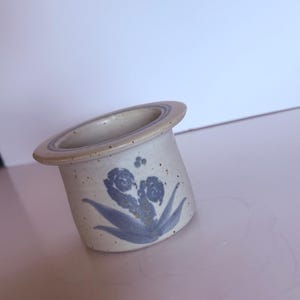 Jarrón pequeño de gres Crimmins Pottery, de estilo vintage (1997), con borde acampanado. Firmado por Sarah Crimmins.