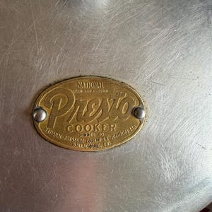 Olla a presión de los años 40. Fabricada en Canadá. Asas de madera. ¡Todavía fabrican repuestos para el modelo 40! Rejilla para conservas. Tapa con agitador.
