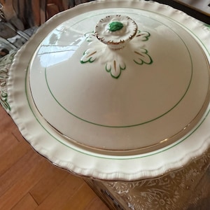 Grindley Covered Serving Dish. Cream Petal Green Line, Raised Leaf Pattern, Gold Gilt Trim , Ruffled Edges. 1936-1954. Ironstone.