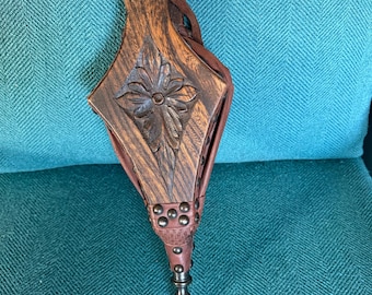 Fuelle antiguo tallado. Piel en perfecto estado. Punta de latón con pátina profunda.