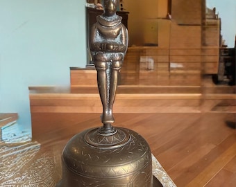 Vintage messing tempelbel Ghana, diepe toon, olifanteninscripties, puja-item