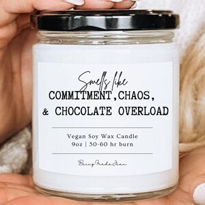 Świeca prezentowa dla par: pachnie zobowiązaniem, chaosem i nadmiarem czekolady na rocznice