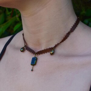 Choker con nastro marrone di ispirazione vintage, perline sfaccettate e pendente in ceramica – Gioielli romantici boho