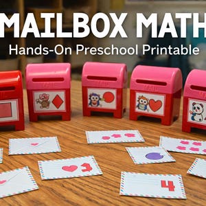 Może przedstawiać: Praktyczny materiał do druku dla przedszkolaków z czerwonymi i różowymi skrzynkami pocztowymi z kartami kształtów i liczb. Skrzynki pocztowe mają ilustracje zwierząt, a u góry obrazu znajduje się tekst "MAILBOX MATH".