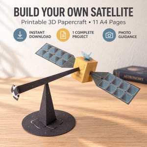 Könnte beinhalten: Ein 3D-Papierbastelmodell eines Satelliten mit gelbem Zentralkörper, zwei dunklen Solarpaneelen mit Gittermuster und einer kleinen blauen Antenne. Das Modell steht auf einem schwarzen konischen Ständer. Text: BUILD YOUR OWN SATELLITE, Printable 3D Papercraft, 11 A4 Pages.