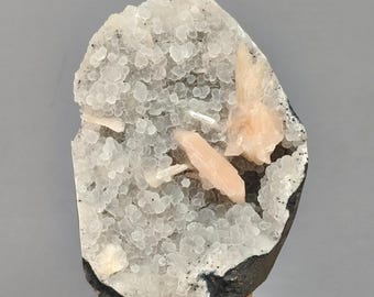 Calcedonia drusa con estilbita color melocotón / Ejemplar de zeolita natural - 548 g