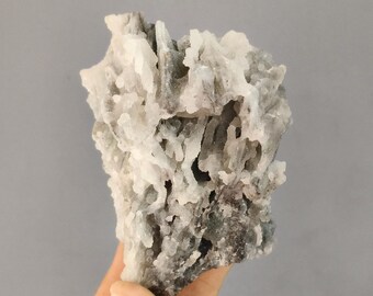 Estalactita de calcedonia gris brillante / Con apofilita - Cuarzo calcedónico druso, (275 g)