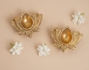 Juego de lámparas de aceite de latón Neerja / Lámpara de aceite de latón hecha a mano para Diwali y Puja / Portavelas con forma de loto / Decoración festiva india / Regalo espiritual