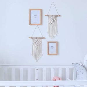 Handgefertigter Wandbehang im Boho Stil: Boho Textilkunst mit Holzstab