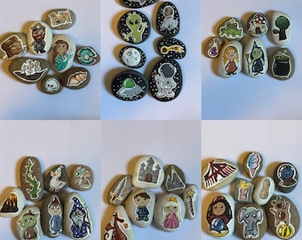 Può includere: Una collezione di sassi dipinti a mano con vari disegni. I sassi raffigurano pirati, sirene, alieni, astronauti, castelli, maghi e animali da circo. Ogni sasso è dipinto con colori vivaci e illustrazioni dettagliate, perfetti per decorare.