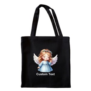 Puede incluir: Bolsa de tela negra con una ilustraci&oacute;n de un &aacute;ngel blanco y el texto "Custom Text".