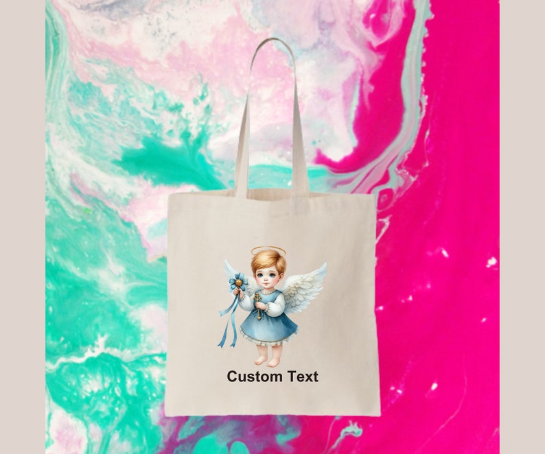 以下が含まれることがあります： 白いトートバッグに、青と白の天使のイラストと「Custom Text」の文字が書かれています。