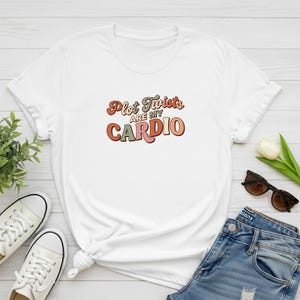 Camiseta "Los giros argumentales son mi cardio" Camiseta retro para amantes de los libros Camiseta divertida para lectores de libros Regalo de lectura de misterio y suspenso Ratón de biblioteca Boho Bibliófilo