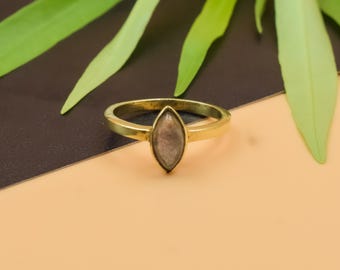 Anillo de labradorita marquesa, delicado anillo apilable minimalista de oro, regalo para ella