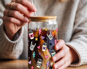 Kubek Coffee & Chaos Glass Sipper Cup: Modny kubek ze słomką i bambusową pokrywką