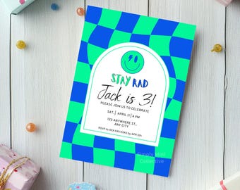 Stay Rad Geburtstagseinladung bearbeitbar Kinder Party laden glückliches Gesicht Blitz Schachbrett Schachbrett Digital einladen