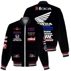 Könnte beinhalten: Schwarze Bomberjacke mit mehreren Honda-Logos und Rennteam-Emblemen. Die Jacke hat einen durchgehenden Reißverschluss, zwei Vordertaschen sowie gestreifte Bündchen und Saum. Auf der Rückseite befindet sich ein großes Honda-Logo und das Wort "LIBERDADE".