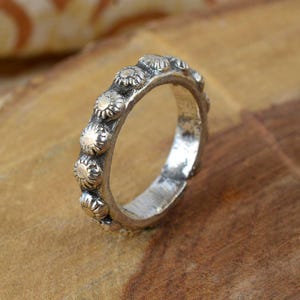 Silver Daisy Flower Band Ring – Vintage Boho Floral Ring – Handmade Nature-Inspired Jewelry – Women’s Everyday Wear Gift