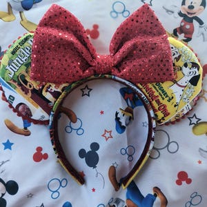 Sumérgete en el fantástico mundo de Disney con estas encantadoras orejas de Disney hechas a mano, con diseños icónicos de Mickey y Minnie.
