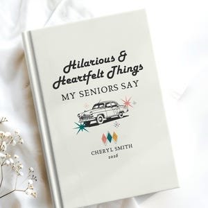 Könnte beinhalten: Ein weißes Hardcover-Buch mit dem Titel Hilarious & Heartfelt Things MY SENIORS SAY, das eine schwarze Strichzeichnung eines Oldtimers, farbige Sternakzente und den Text CHERYL SMITH 2026 auf dem vorderen Einband in moderner Schrift zeigt.