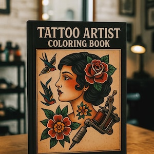 Peut inclure: Un livre de coloriage noir intitulé "TATTOO ARTIST COLORING BOOK" avec un motif de tatouage vintage sur la couverture. Le motif comprend un profil de femme, des roses, des hirondelles et une machine à tatouer. Le livre est sur une surface en bois.