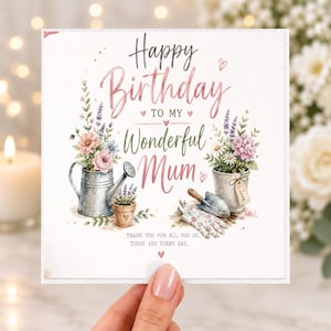 Op de afbeelding: Een vierkante wenskaart met de tekst Happy Birthday TO MY Wonderful Mum. Het ontwerp bevat aquarelillustraties van een metalen gieter, een kleine terracotta pot, een tuinschepje en bloemstukken met roze en paarse bloemen op een witte achtergrond.