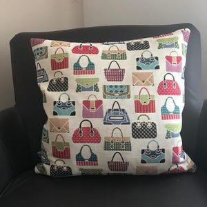 Kissenbezug mit Federkissen aus Luxus-Handtaschen-Wandteppich