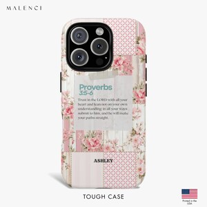Może przedstawiać: Kwiatowe etui na iPhone'a z patchworkowym wzorem. Etui posiada różowe róże, usłojenie drewna i geometryczne wzory. Tekst na etui brzmi "Przysłów 3:5-6" i "Zaufaj Panu..." z imieniem "ASHLEY" poniżej. Etui jest oznaczone jako "TOUGH CASE".