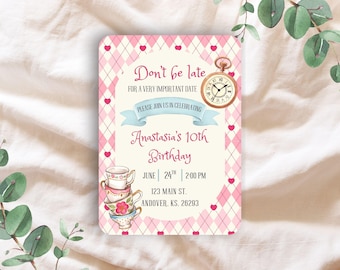 Puede incluir: Invitación de cumpleaños rosa y blanca con un patrón de diamantes y detalles de corazones. El texto dice "Don't be late" y anuncia "Anastasia's 10th Birthday". También se muestra un reloj de bolsillo y tazas de té.