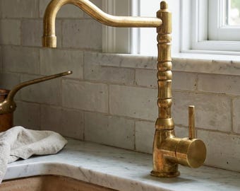 Grifo de cocina de latón sin lacar con caño giratorio, mezclador de fregadero vintage, grifo de encimera de latón envejecido hecho a mano