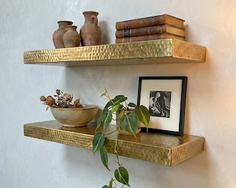 Estante flotante de pared de latón martillado: repisa de exhibición de latón artesanal