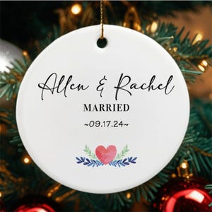 Adorno de Navidad para el primer matrimonio 2025 / Adorno para el Sr. y la Sra. / Regalo de boda personalizado / Regalo de Navidad para recién casados / Nuestro primer adorno navideño