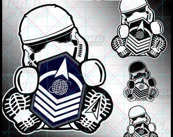 Puede incluir: Diseños de archivos digitales en blanco y negro con un casco de Stormtrooper con una insignia. La insignia tiene un diseño de globo y flecha. Las palabras "DIGITAL FILES" y "SVG | PNG | DXF" también están en la imagen.