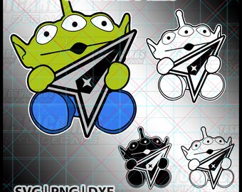 Puede incluir: Conjunto de archivos digitales con un personaje alienígena verde sosteniendo un emblema en blanco y negro con una estrella. El alienígena tiene tres ojos y pies circulares azules. También se muestran versiones adicionales en blanco y negro. El texto incluye "DIGITAL FILES", "SVG | PNG | DXF".