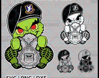 Puede incluir: Diseños de archivos digitales con un personaje de dibujos animados con boina y una insignia de la Policía de Seguridad de la Fuerza Aérea. Disponibles en formatos SVG, PNG y DXF.