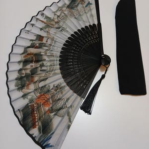 Elegant Bamboo and Fabric Folding Fan with Sleeve – Handcrafted Oriental Style – 21x38 cm