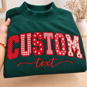 Individuell gestaltetes Sweatshirt mit Vichy-Karo-Applikation und Stehkragen, personalisierter Pullover mit Namensstickerei, Rundhalsausschnitt mit individuellem Text, Geschenk für Sie