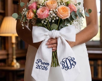 Gestickte Abschlussball-Paar-Blumenstrauß-Schärpe, Abschluss-Namensband-Blumenstrauß-Schärpe, personalisiertes Monogramm-Band, Geschenk für sie