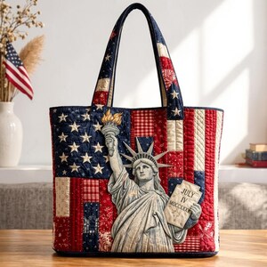 Liberty Patchwork Quilted Tote Bag, Patriotisk Quilted Tote, Handgjord Tote Bag för Frihetsälskare, Perfekt Gåva till Självständighetsdagen