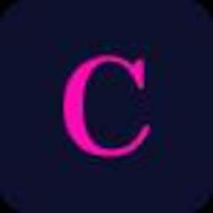 Könnte beinhalten: Ein dunkelblauer Hintergrund mit einem großen, leuchtend pinkfarbenen Buchstaben "C" in der Mitte. Der Buchstabe ist eine Serifenschrift, und die Farbe bildet einen starken Kontrast zum dunklen Hintergrund.