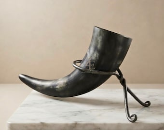 Handgeschmiedeter Trinkhornständer aus Eisen, gedrehter Wikingerhornhalter, mittelalterlicher Ochsenhorn-Präsentationsständer, rustikale, geschwungene Füße, Tischdekoration