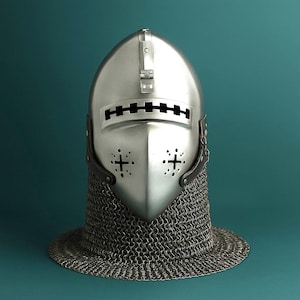 Può includere: Un elmo medievale in acciaio lucido con visiera e fessure per gli occhi, con una protezione per il collo in cotta di maglia. L'elmo ha una parte superiore arrotondata ed è posto su uno sfondo turchese. La visiera ha aperture rettangolari.