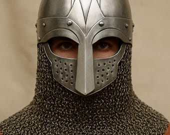 Casco medieval de acero remachado, cota de malla, armadura para LARP y cosplay.