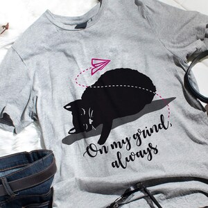 Faules schwarzes Katzen-Grafik-T-Shirt: Gen Z Humor, Selbstfürsorge-T-Shirt Bild 2