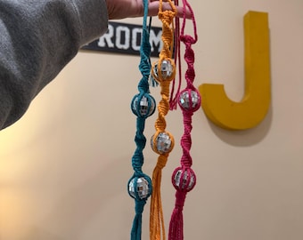 Amuleto de macramé para coche con forma de discoteca