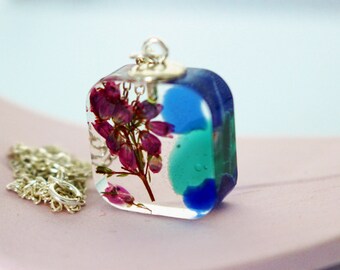 Collier heather avec des gemmes de verre de mer, collier de verre de mer, collier écossais, bijoux de fleur pressé de cadeau d’Ecosse, collier de mosaïque, cadeau de maman